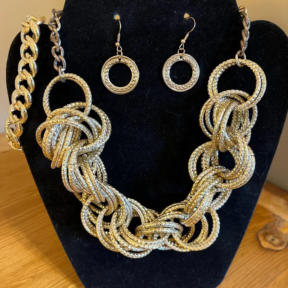 New York gold tone chunky necklace, bracelet, earrings set 16 “ - Picture 1 of 9